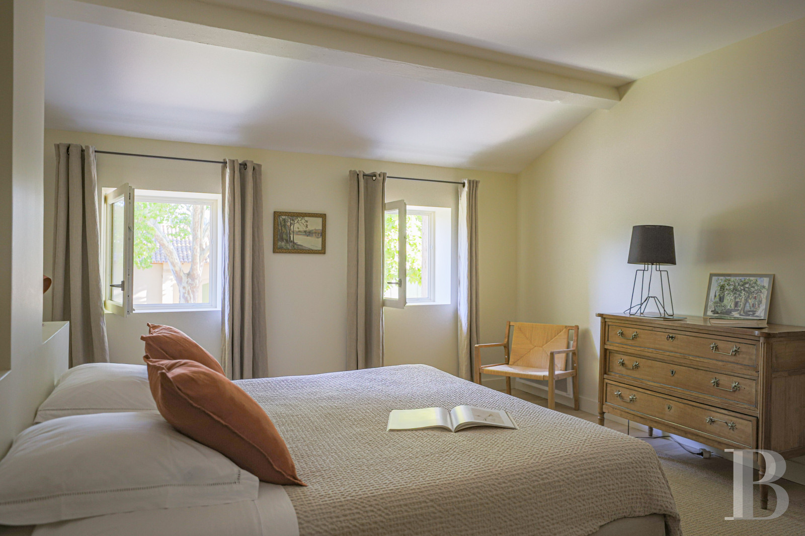 Dans le Vaucluse, au sud-est de Cairanne, une maison dédiée à la villégiature au cœur d’un domaine viticole  - photo  n°14